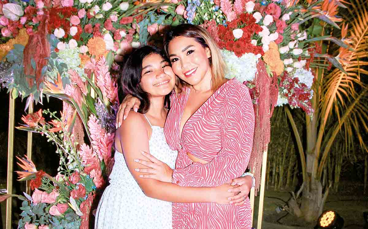 MAJO GODÍNEZ Y LUCERO SEGURA fueron recibidas con la hermosa decoración floral de Leonarda