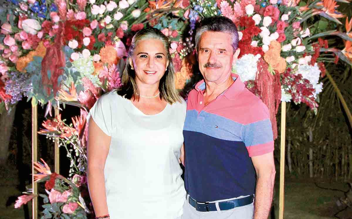 ALEJANDRA GÓMEZ Y ALEJANDRO ORTIZ fueron recibidos con la hermosa decoración floral de Leonarda