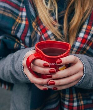 Uñas navideñas para brillar en todas las fiestas: pexels/unsplash