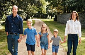 Kate Middleton y el Príncipe William comparten su retrato navideño (Foto: Instagram)