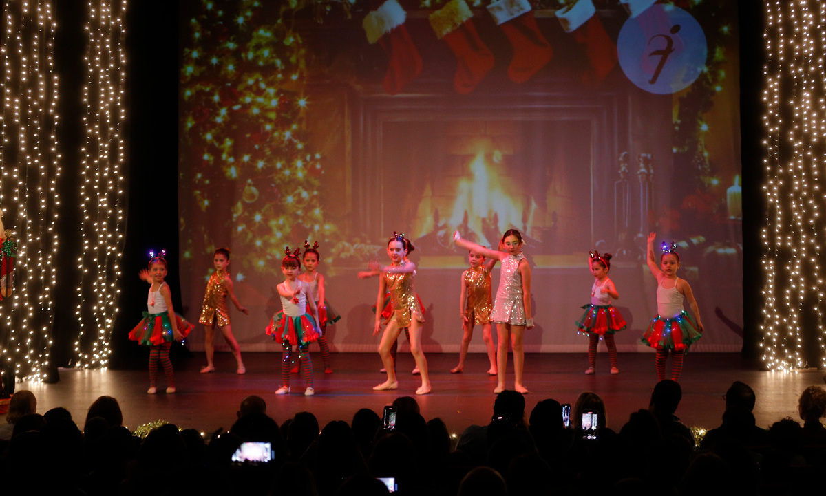 Las niñas de la academia de Fabiana Dance Center demostraron sus habilidades en el baile / Foto: Daniel Saldívar