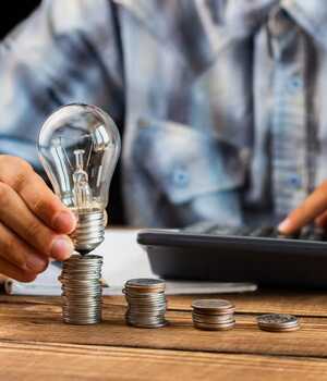 Ahorro de luz: El cambio que debes hacer en 2024 para pagar menos (Freepik)