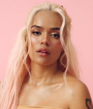 Karol G asistió al bautizo de su sobrina en Medellín y acaparo las miradas con atrevido vestido (Recuperado: Instagram)