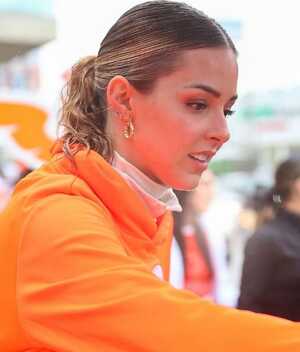 Mariana Rodríguez conmueve al regalarle su sudadera a una fan (Instagram)