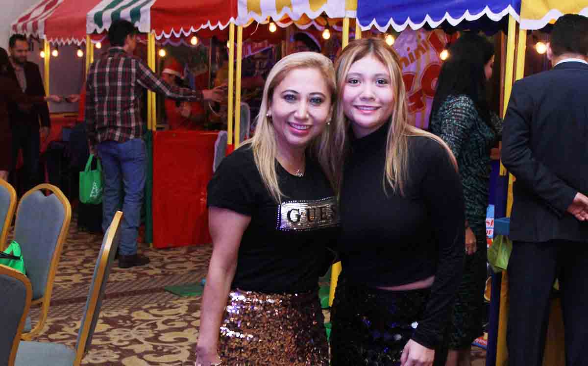 Asistentes del evento en la mini feria
