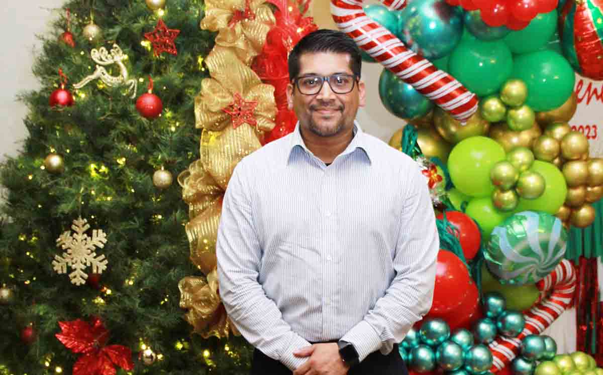 Asistente del evento feliz en la posada BENE