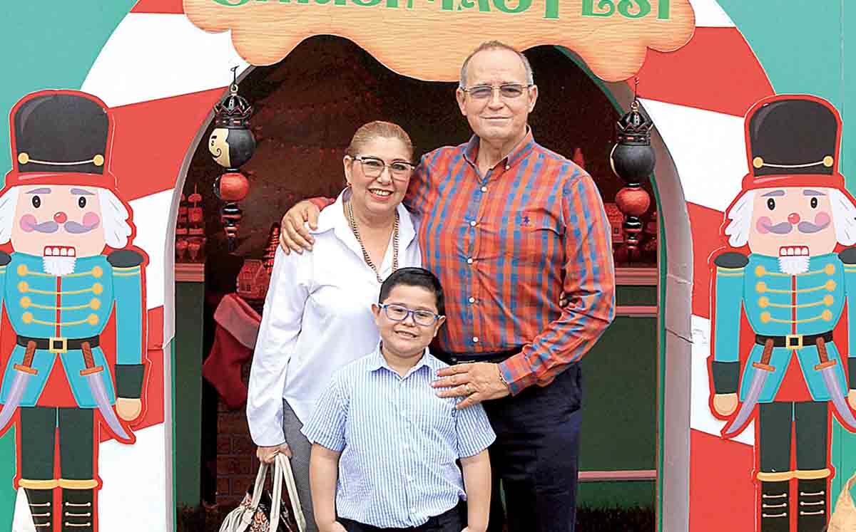 SAGRARIO JIMÉNEZ, RODOLFO JIMÉNEZ Y RAÚL MARTÍNEZ disfrutaron de un buffet con comida internacional
