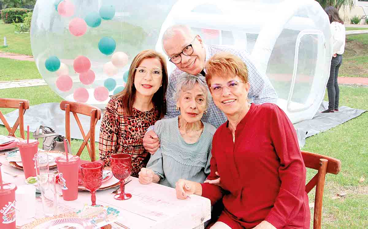 ELIZABETH SOSA, JHONNY PÉREZ, MANUELA RODRÍGUEZ Y LETICIA SOSA felices de celebrar los dos años de Gala