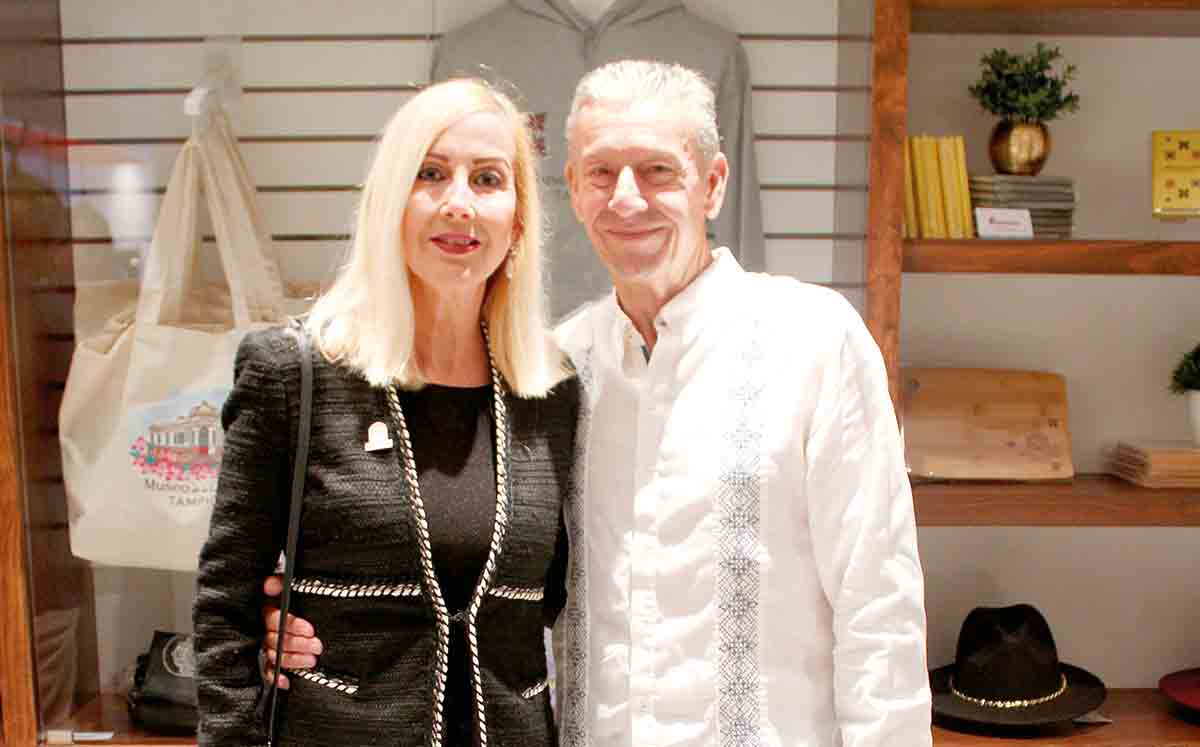 ANA LAURA DELSOL y RICARDO FLORES presentes en la inauguración