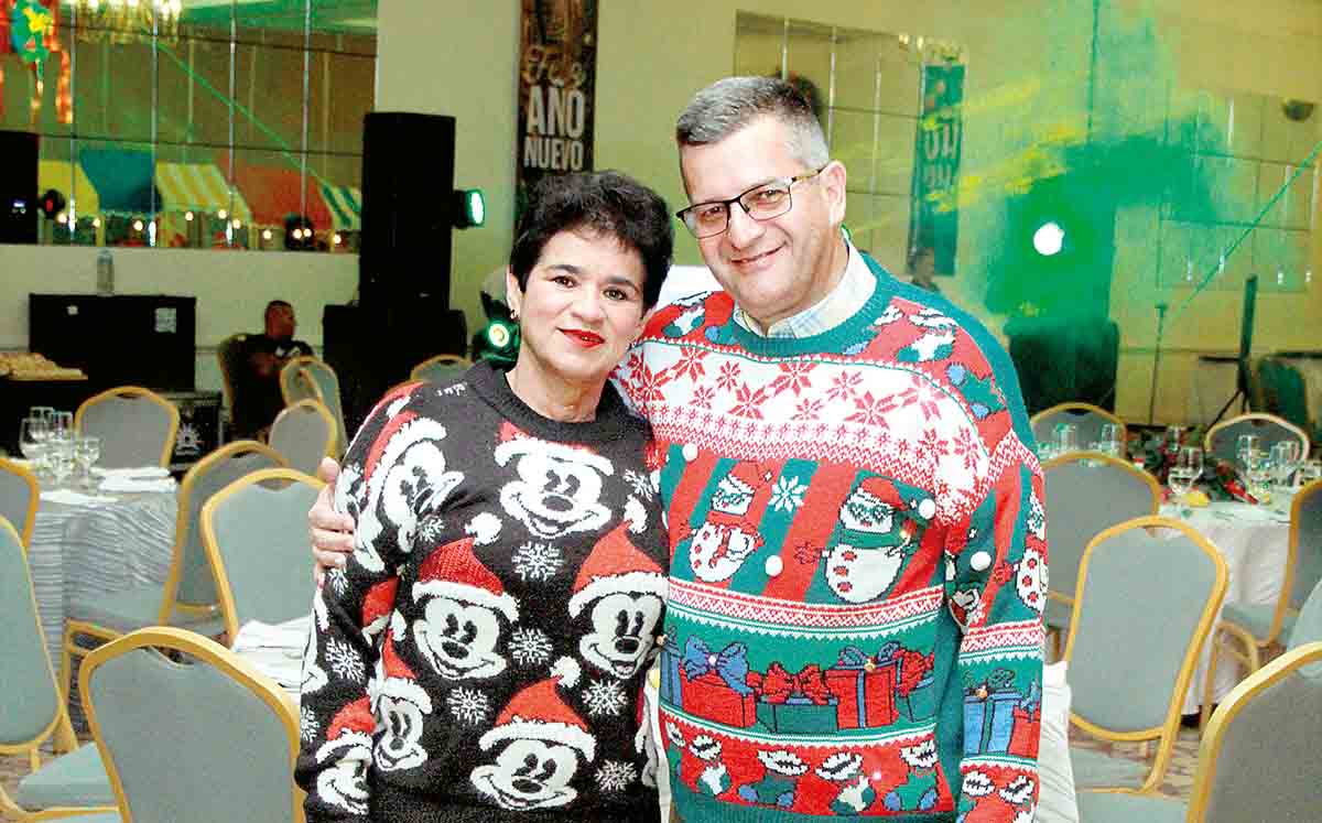 ROSA MARÍA TORRES Y RODOLFO OSTOFF nos enamoraron con sus ugly sweaters