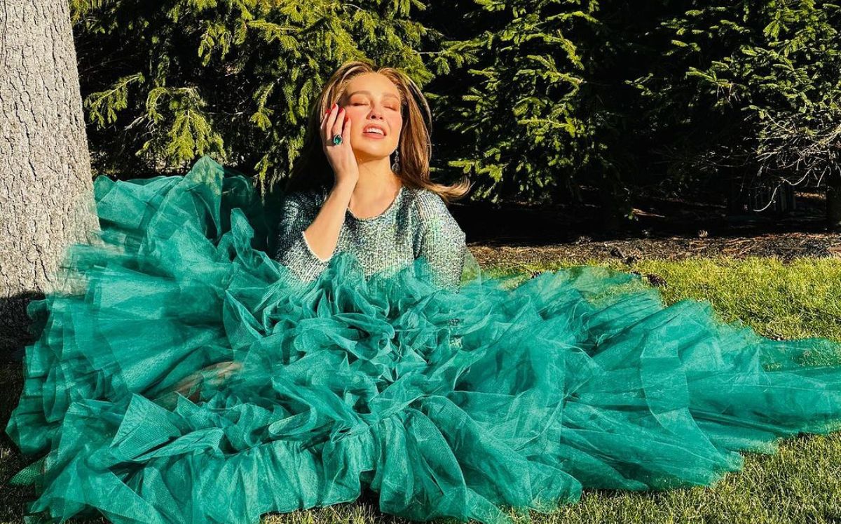 Thalía es tendencia por su extravagante vestido de árbol navideño (Instagram)