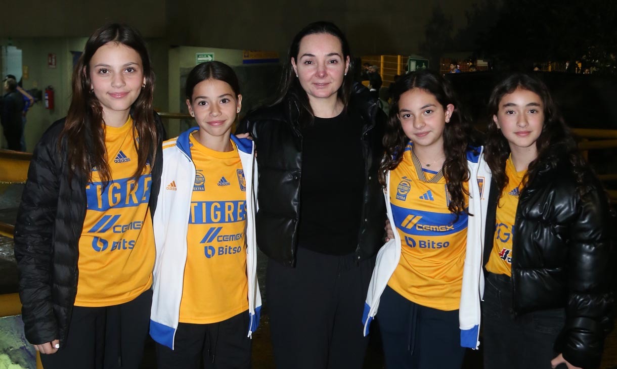 Daniela Bortoni, Loretta Garza, Caro Flores, Andrea Naya e Isabella Franyutti
