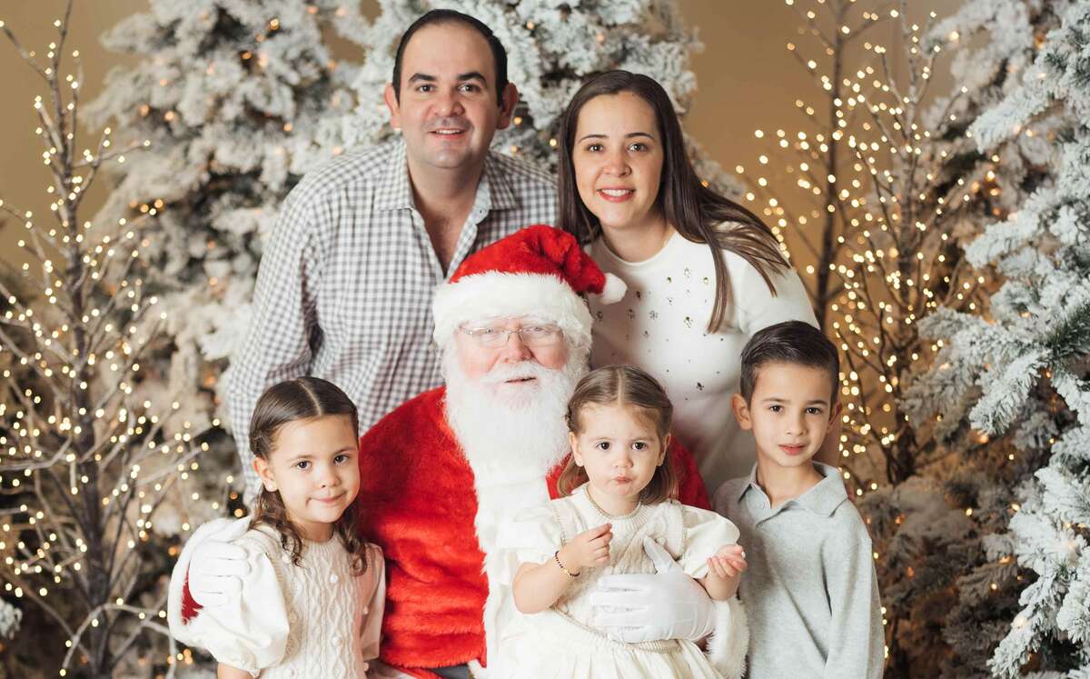 Familia Pérez Maldonado Elizondo junto a Santa