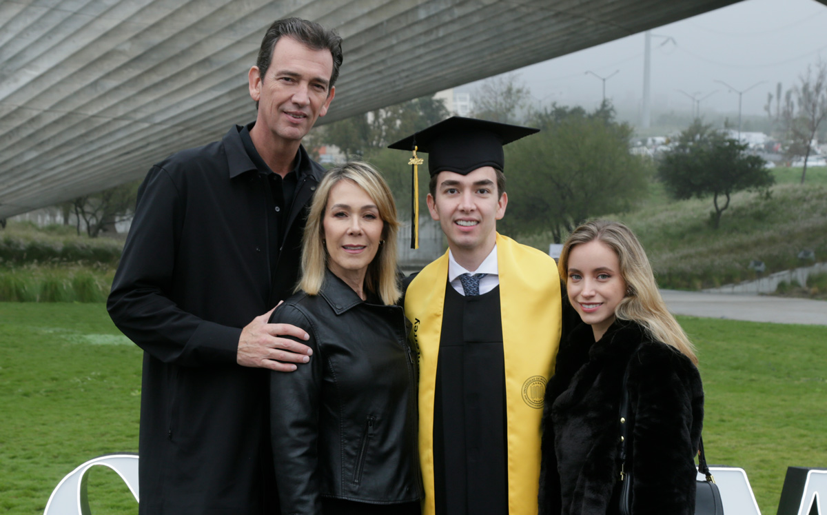 Juan Antonio Hernández, Sylvia María Antillón, Antonio Hernández y Daniela Tapia / Foto: Staff Chic