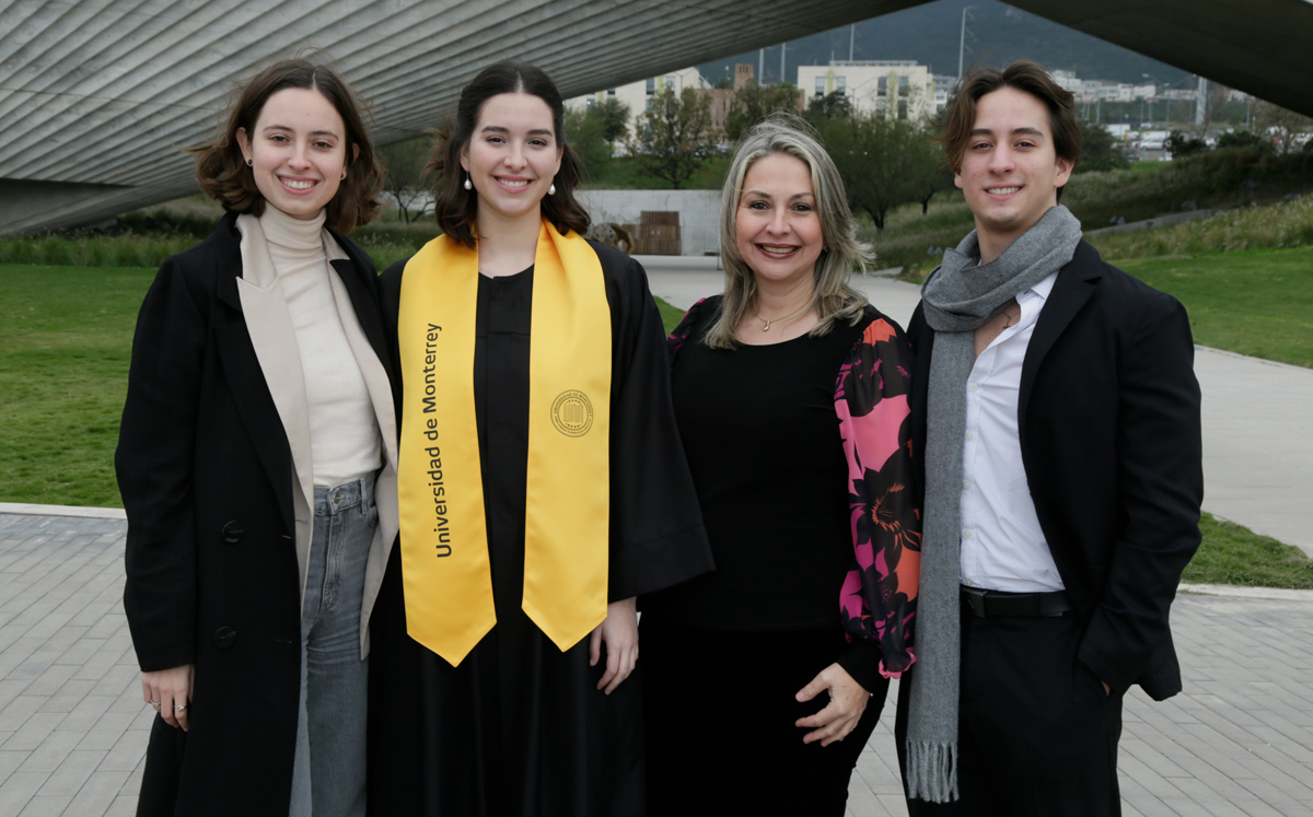 Ximena De la Tijera, Camila De la Tijera, Georgina De la Tijera y Luis Flores / Foto: Staff Chic