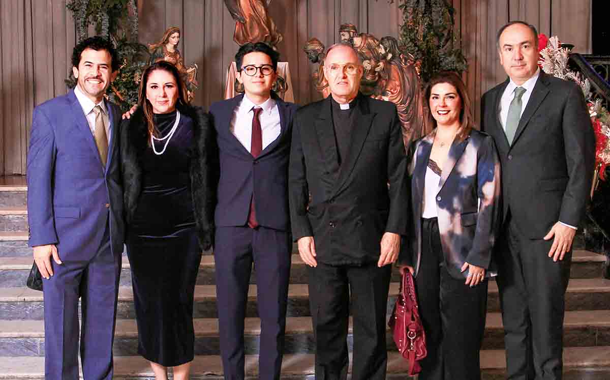 HOMERO TREVIÑO, BRENDA LEAL, HOMERO TREVIÑO, BRENDAN HURLEY, ANDREA ARIAS Y ALEJANDRO RÁBAGO siempre dispuestos a ayudar a la Casa Sacerdotal