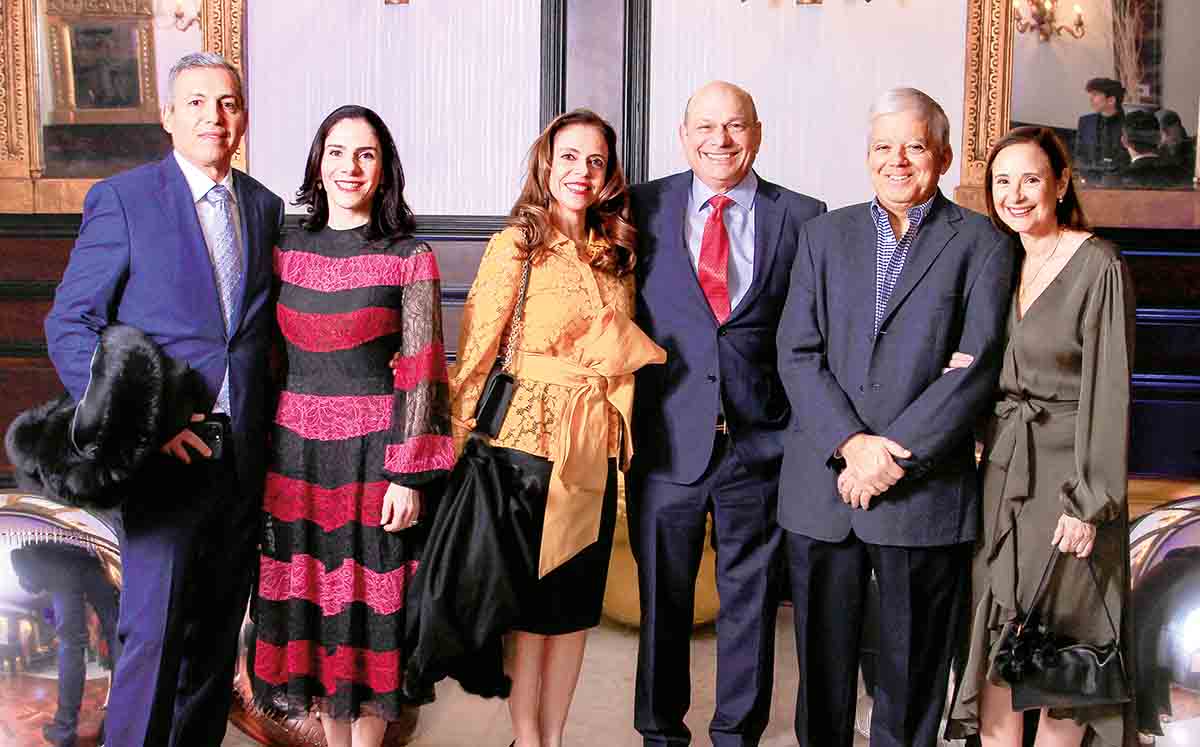 GERARDO NADER, ODETTE SALUM, LUCY DE MANZUR, NAHIM MANZUR, CAMILO KURI Y MARIPILI DE KURI disfrutaron de un amplio menú mientras Bossa Beat armonizaba