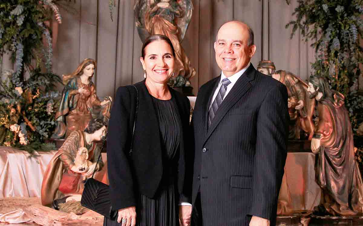 LILI DE ESTEVE Y VICENTE ESTEVE listos para ayudar a recaudar fondos para la Casa Sacerdotal