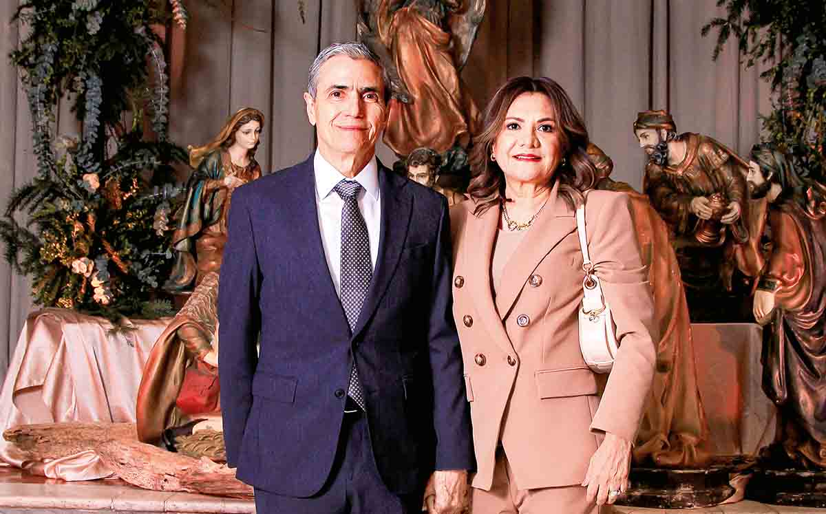 ERNESTO ROBLES Y MARTHA DE ROBLES llegaron con sus mejores outfits al evento