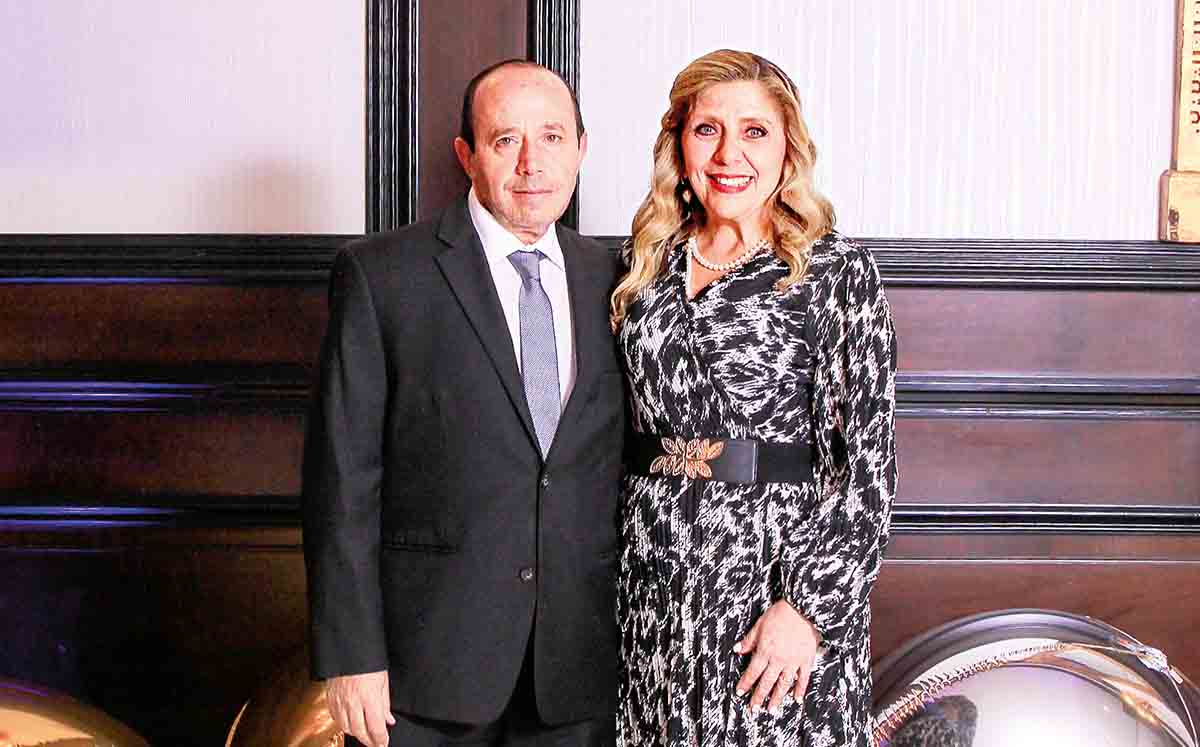 SALVADOR ATIYE Y CLAUDIA DE ATIYE celebrar una noche navideña a favor de la Casa Sacerdotal