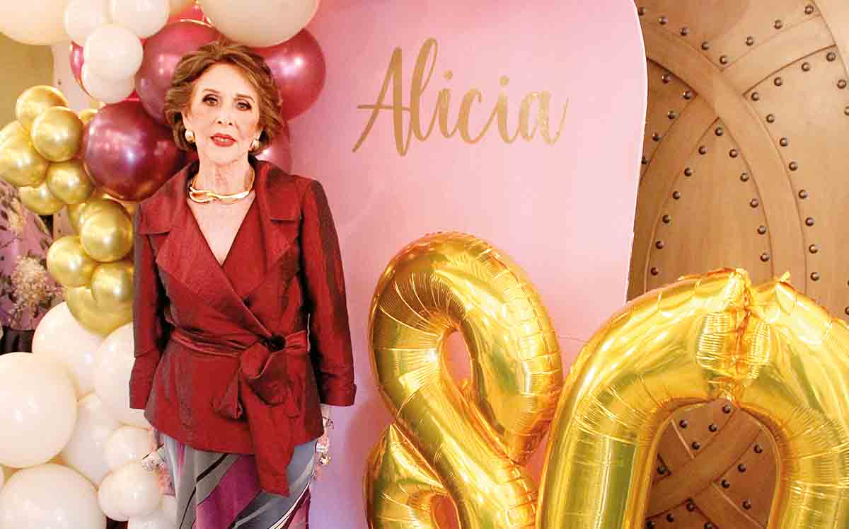 ALICIA BRICTSON la radiante cumpleañera