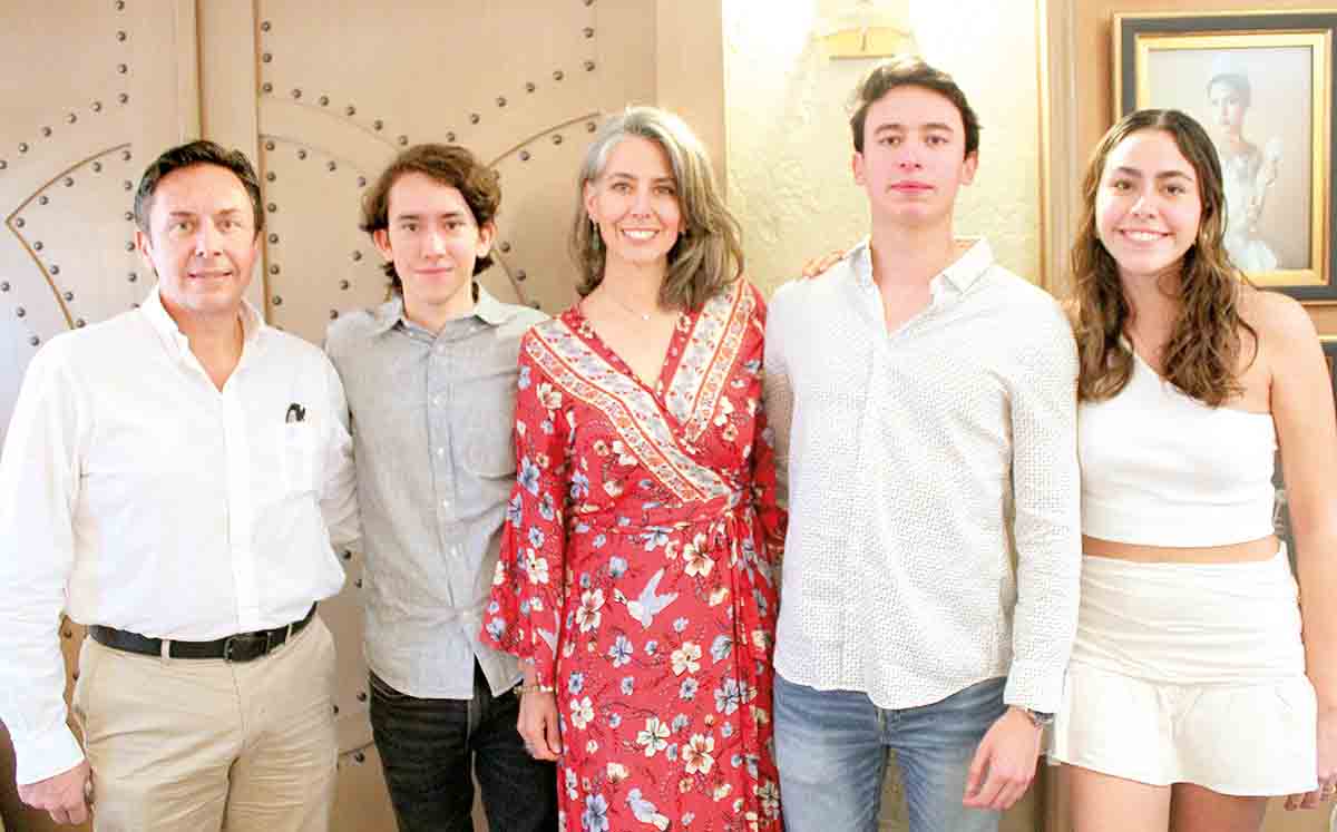 SERGIO VILLARREAL, ANDRÉS VILLARREAL, SANDRA GONZÁLEZ, LUIS VILLARREAL Y VALERIA VILLARREAL presentes en el Deportivo Español