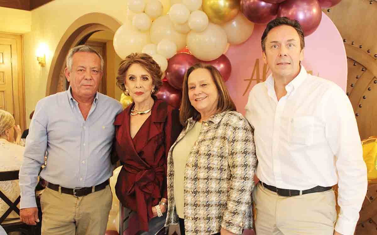 ARTURO VILLARREAL, ALICIA BRICSTON, ALICIA VILLARREAL, SERGIO VILLARREAL festejando en el Deportivo Español
