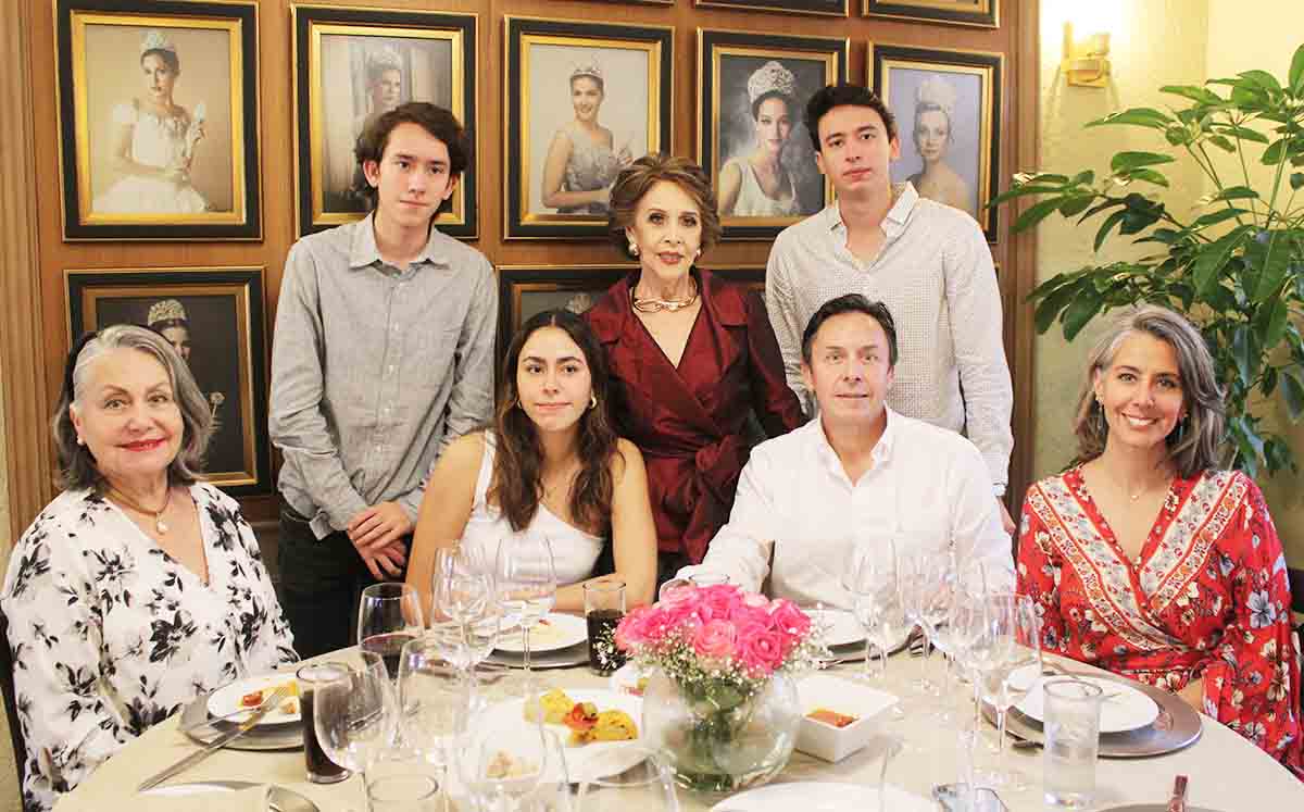 ANDRÉS VILLAREAL, ALICIA, LUIS SANTIAGO VILLAREAL, PATRICIA VALENZUELA ACUÑA, VALERIA VILLARREAL, SERGIO VILLARREAL, SANDRA GÓNZALEZ festejando