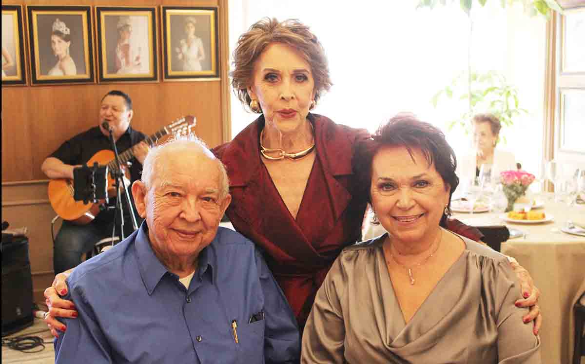 LUIS BRICSON, Alicia Brictson y ROSSY DE BRICTSON estuvieron encantados con la decoración del Deportivo Español