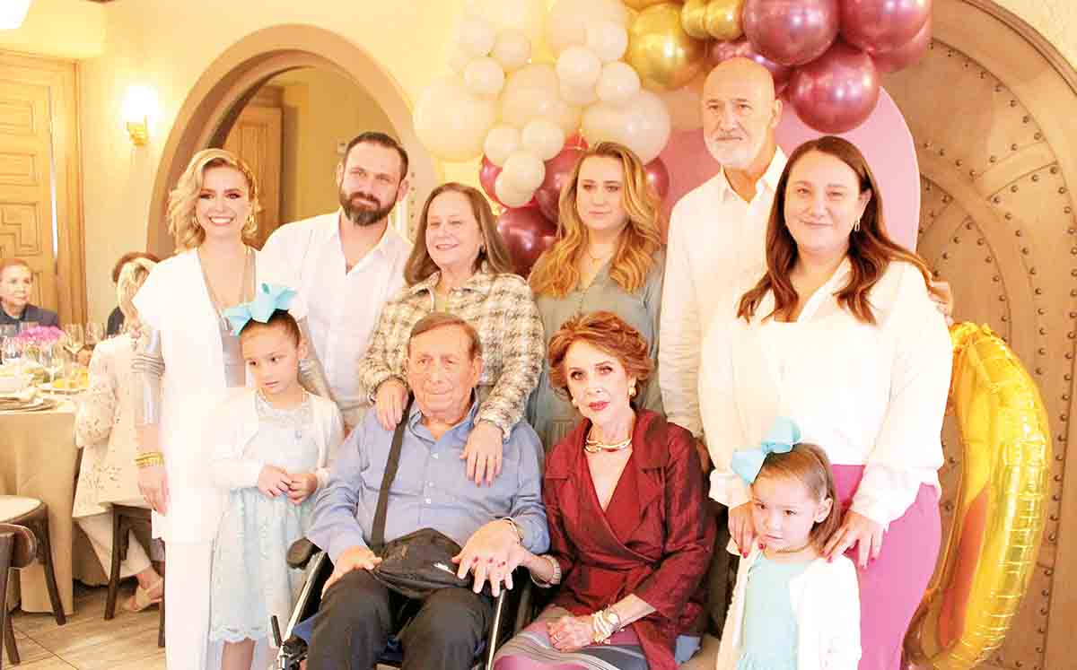 CYNTHIA GARZA, EDUARDO MUSTIELES, ALICIA VILLARREAL, MAGI MUSTIELES, EDUARDO MUSTIELES, ANA GABY MUSTIELES, AMELIA MUSTIELES,  JUAN DE DIOS VILLARREAL