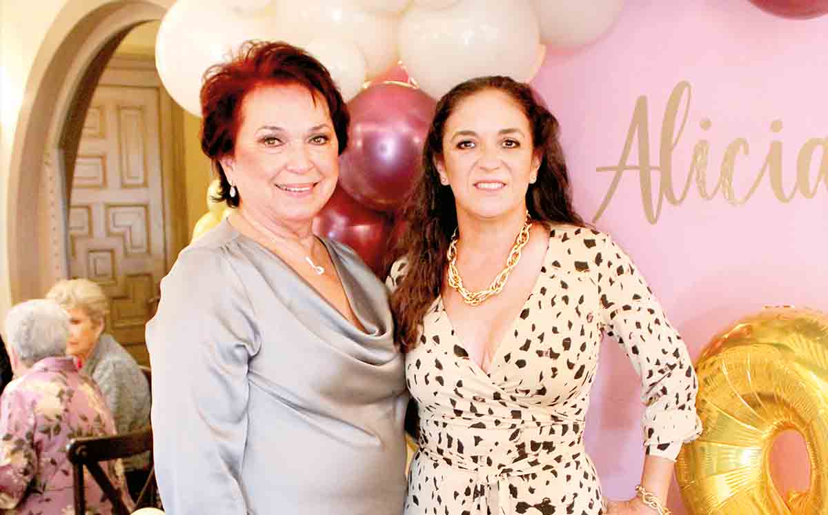 ROSSY DE BRICTSON Y CLAUDIA GARZA posando para nosotros en el cumpleaños de Alicia Brictson