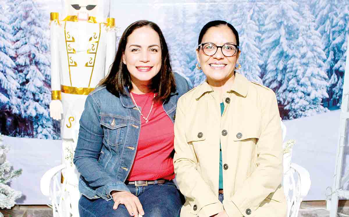 VERÓNICA ARTEAGA Y MÓNICA BARRÓN disfrutaron del ambiente cantando y bailando
