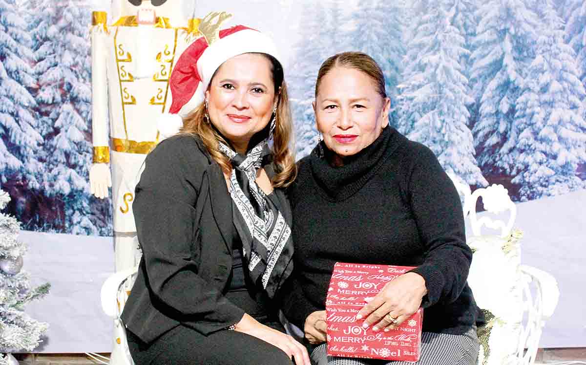 EVELIA DE HERNÁNDEZ Y AURORA DE MADRIGAL felices de estar presentes en la posada