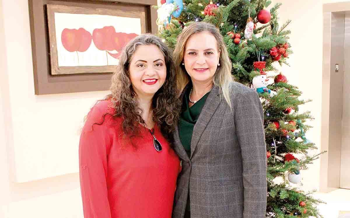 SILVIA FUENTES Y LIZZETH ACUÑA disfrutaron de la convivencia navideña