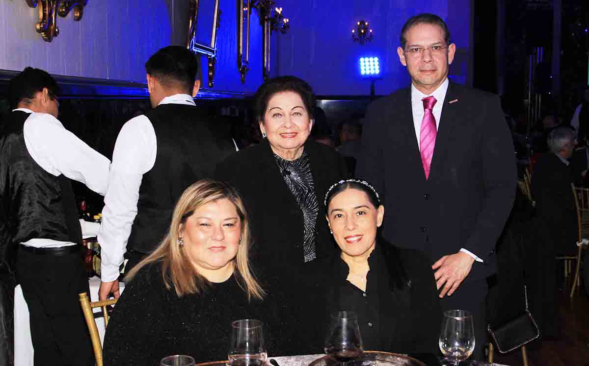 SOCORRITO GÓNGORA, FLORENCIO HERNÁNDEZ, SILVIA SANTAMARÍA Y SOCORRO SANTAMARÍA llegaron puntuales a la cena en el Casino Tampiqueño