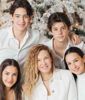 Cristy Mesta junto a sus hijos Kiko, Pato, Eva y Cristy Sada. Fotos: VGS Photography