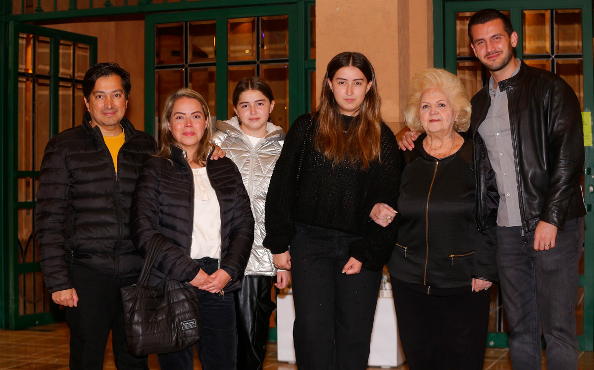 Pedro Rodríguez, Jéssica Villarreal, Rebeca Rodríguez, Pau Rodríguez, Connie Flores y Eugenio Aguado / Foto: Staff Chic