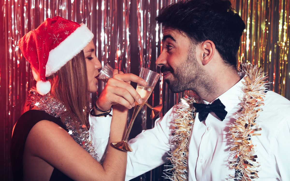 Año Nuevo: ¿En dónde poner las nochebuenas para encontrar el amor? (Freepik)