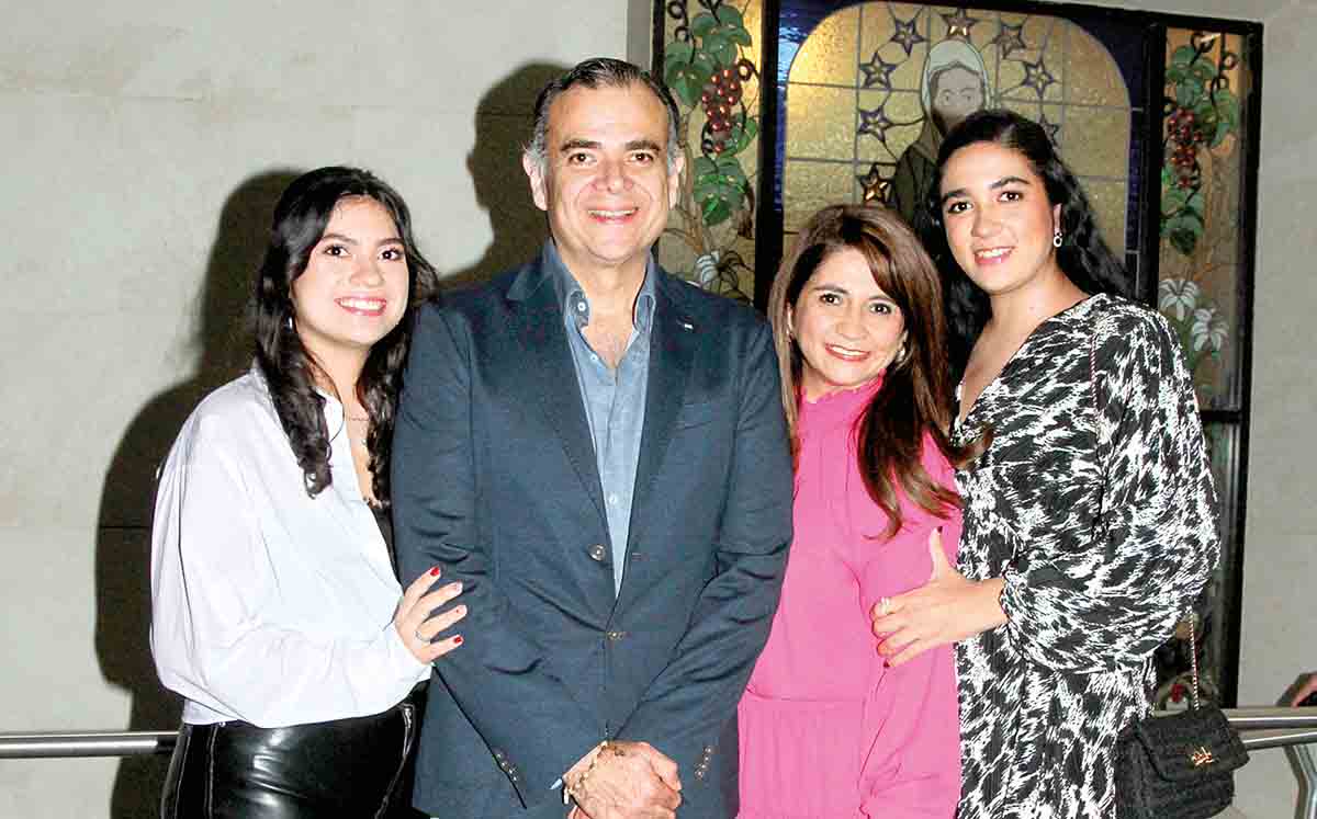 MARÍA JOSÉ HERNÁNDEZ, EDUARDO HERNÁNDEZ, LILIANA SAN MIGUEL Y ANA FER HERNÁNDEZ disfrutaron de la misa en honor al nacimiento del niño Dios