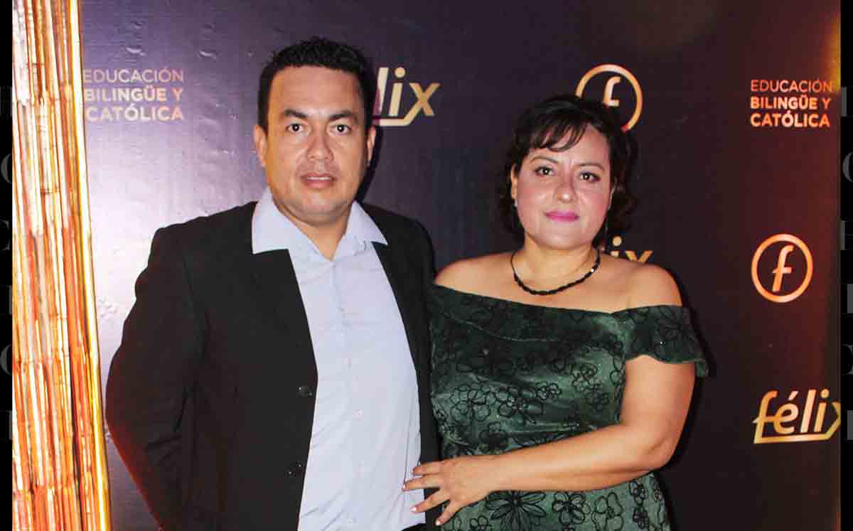 OBERLIN ARADILLAS y LORENA PONCE llegaron a la Cena de Gala con temática De Pipa y Guante