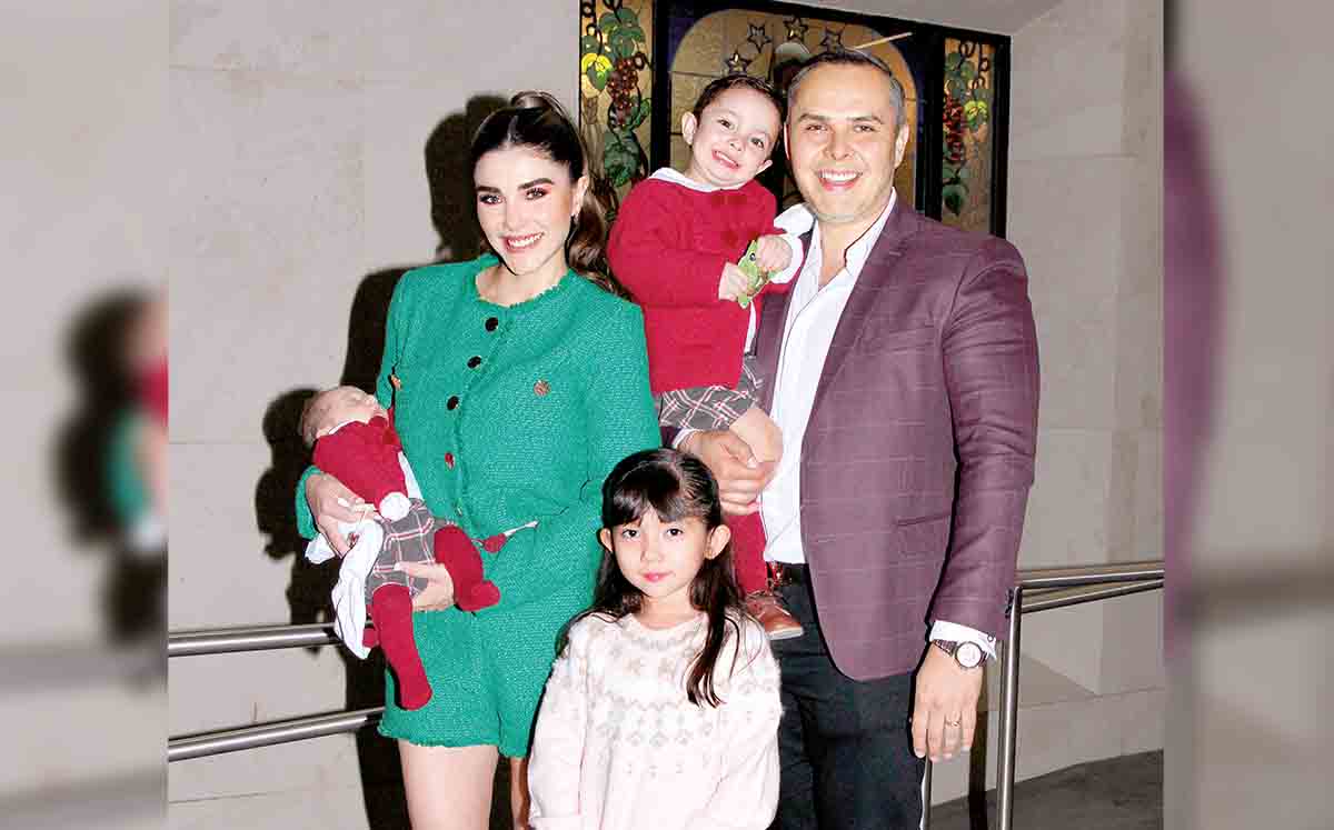VALENTINO ALMARAZ, CITLALY HIGUERA, NICOLÁS ALMARAZ, FERNANDO ALMARAZ Y MARIANA HIGUERA  llegaron en familia a la tradicional misa de gallo