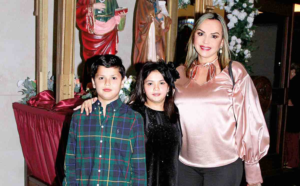 ARMANDO HERNÁNDEZ, PALOMA HERNÁNDEZ Y PALOMA GONZÁLEZ nos regalaron sus mejores sonrisas en la misa de gallo