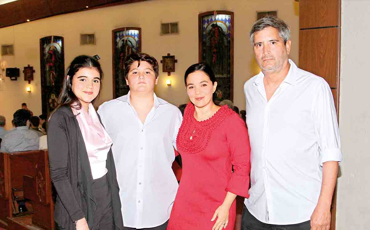 ALE MOHAMAR, EDUARDO MOHAMAR, ALEJANDRA ARAGON Y EDUARDO MOHAMAR presentes en la iglesia de San Pedro y San Pablo
