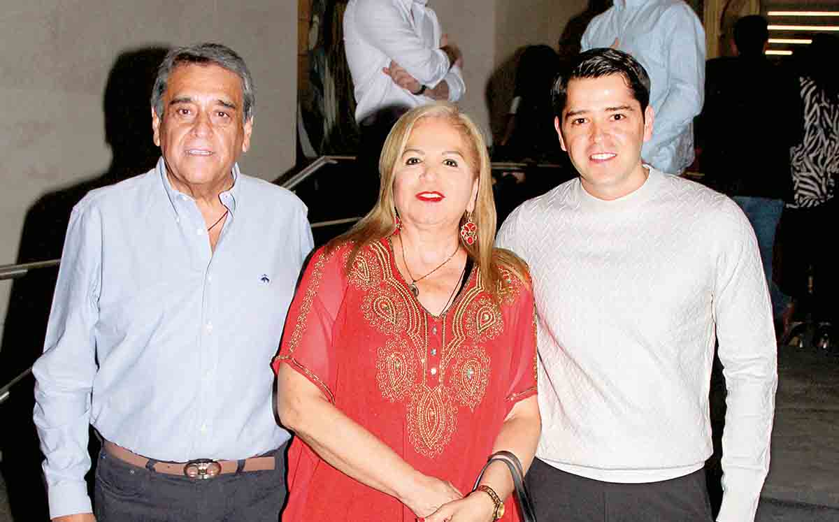 JUAN ANTONIO TORRES, CONCEPCIÓN DE TORRES Y JUAN TORRES llegaron puntuales a la misa