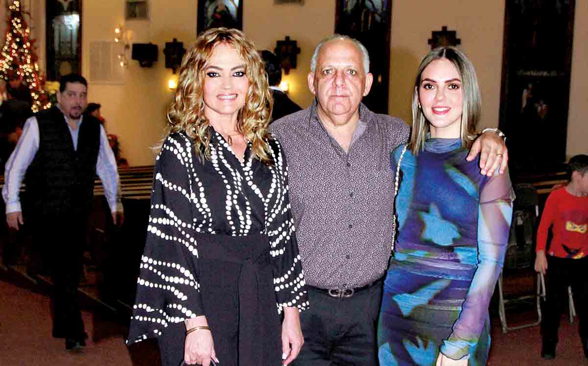 GLADYS KRYSZAT, JOSÉ MANZUR Y GLADYS MANZUR en la iglesia de San Pedro y San Pablo