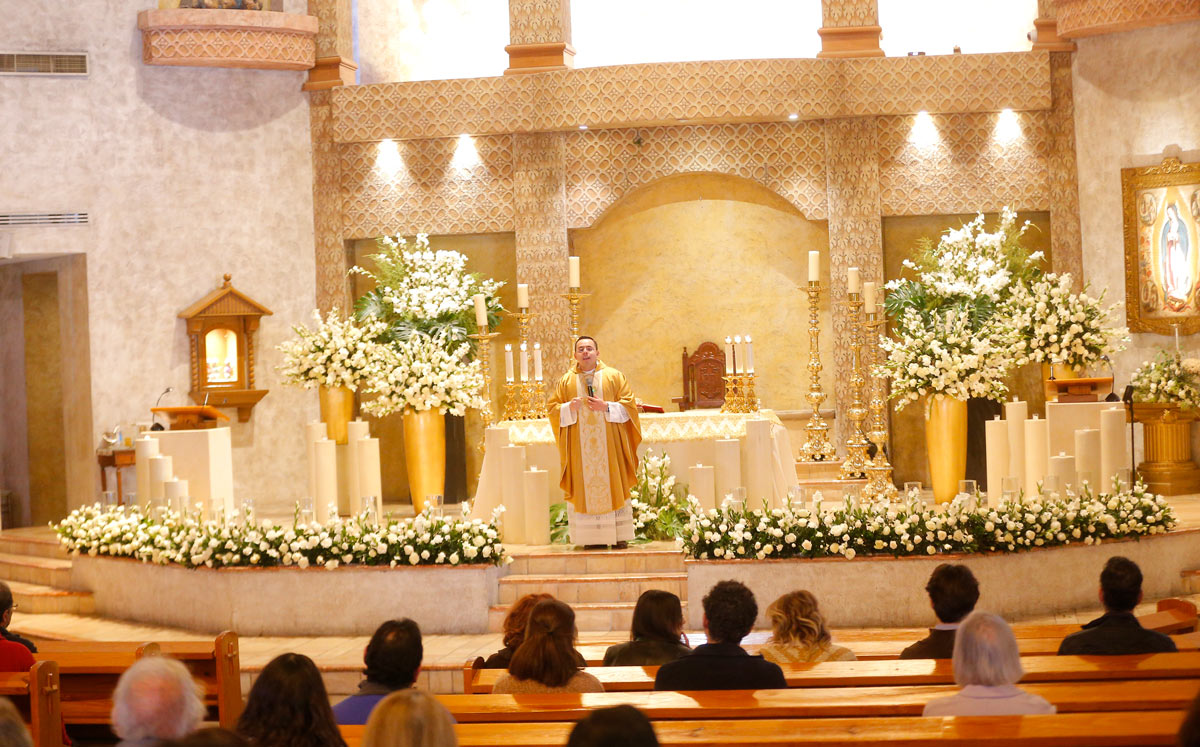 Decenas de fieles asistieron a la última misa del año en la parroquia Nuestra Señora Reina de los Ángeles / Foto: Daniel Saldívar