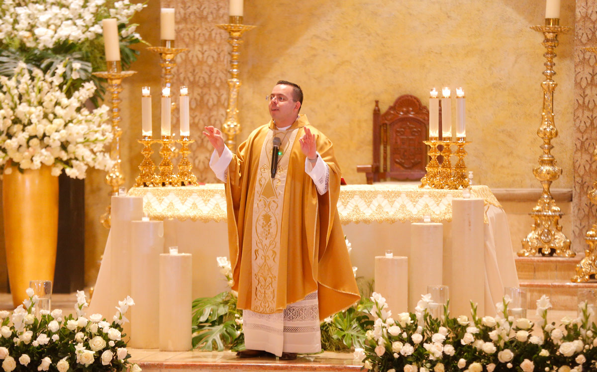 El sacerdote José Noé Cárdenas ofició una ceremonia solemne / Foto: Daniel Saldívar