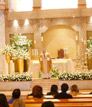 Decenas de fieles asistieron a la última misa del año en la parroquia Nuestra Señora Reina de los Ángeles / Foto: Daniel Saldívar