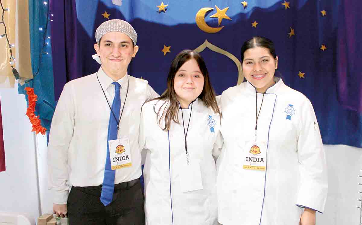 RICARDO VÁZQUEZ, RENATA CERVANTES Y LIZETH GARCÍA orgullosos de su desempeño en la muestra gastronómica Sabores de Asia