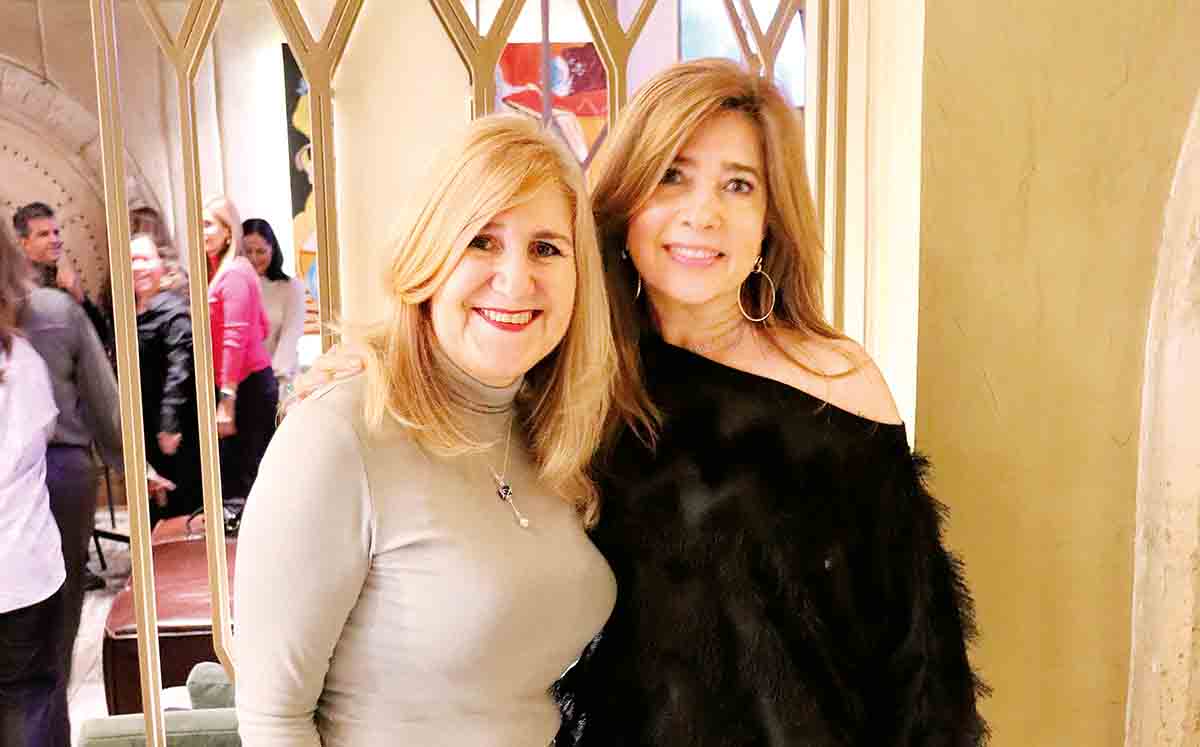 Asistentes del evento llegaron con sus mejores outfits al Deportivo Español